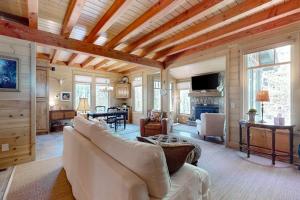 Chic Highlands Cabin