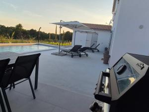 Rovinj 15 mins away, a house for 2 with private pool