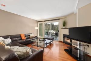 Modern slopeside condo pool hot tub & gym