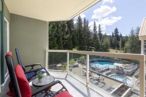 Modern slopeside condo pool hot tub & gym