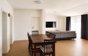 Amazing Apartment In Tkon With Wifi