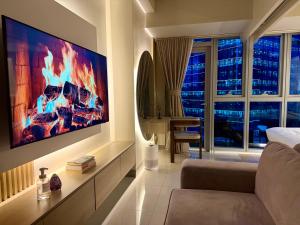 BRAND NEW unit in Uptown BGC with Balcony 55 Inch smart TV and 300Mbps WiFi, with Workspace, Beside Landers, near Uptown Mall and Mitsukoshi Mall