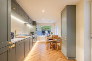 Stylish 5BR Home - Garden Pergola - Free Parking