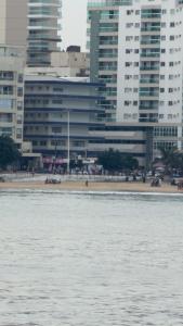Loft Vista Mar 211 - Praia do Morro - prédio frente Mar - varanda com vista mar - elevador - atravessou a avenida, ja esta na Praia - internet - com garagem para carro pequeno