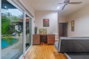 Two Houses Seprate Apartment Trampoline V333