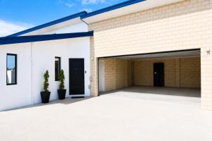 Geraldton Bluff Point Coastal Townhouse - 3 Bedrooms - Sleeps 6 - Double Garage Single Room lobby