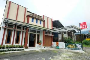 RedDoorz Syariah at Demangan 2 Jalan Dieng 5