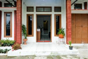 RedDoorz Syariah at Demangan 2 Jalan Dieng 5