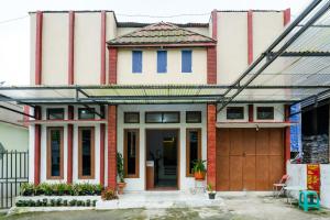 RedDoorz Syariah at Demangan 2 Jalan Dieng 5