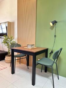 Cozy Studio One Palm Tree Near NAIA Balcony