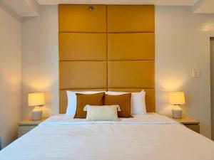 2BR with King & Queen Bed and Highspeed Wifi near Shangri-La BGC