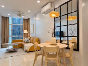 2BR with King & Queen Bed and Highspeed Wifi near Shangri-La BGC