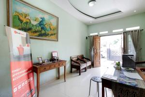 RedDoorz Syariah near Grand Kota Bintang