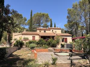 Villa au coeur de la nature, piscine et parking