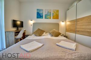2BR Lakeside Haven w AC by NW