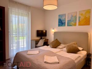 2BR Lakeside Haven w AC by NW