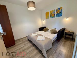 2BR Lakeside Haven w AC by NW