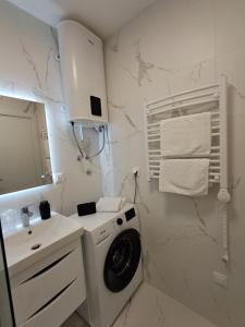 Luxury Mint Garden Apartment