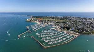 Appartement triplex pieds dans l eau avec terrasse pleine vue mer face plage de sable fin du Porigo 4 chambres 10 voyageurs à pied du nouveau Port Haliguen restaurants commerces et ecole de voile Quiberon presqu ile Morbihan Bretagne Sud