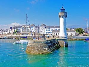 Appartement triplex pieds dans l eau avec terrasse pleine vue mer face plage de sable fin du Porigo 4 chambres 10 voyageurs à pied du nouveau Port Haliguen restaurants commerces et ecole de voile Quiberon presqu ile Morbihan Bretagne Sud
