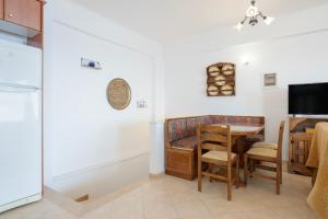 Blue Window Seaview Maisonette