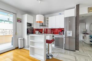 Bačvice - 2 BR , terrace,3 air conditioners, parking,elevator 3 minutes to the beach
