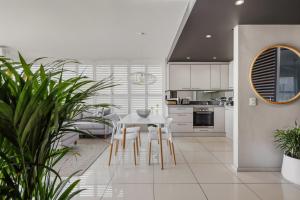 Brand new Green Point Apartment with rooftop pool