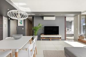 Brand new Green Point Apartment with rooftop pool
