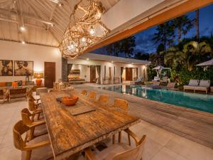 Dreamy 5 BR Villa 200m to Berawa Beach