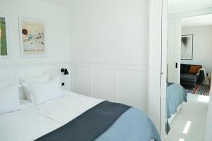 1 bedroom penthouse with large terrace in prime location