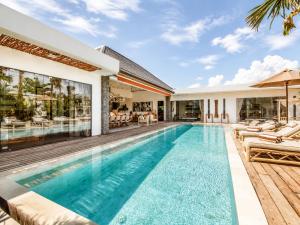 Dreamy 5 BR Villa 200m to Berawa Beach