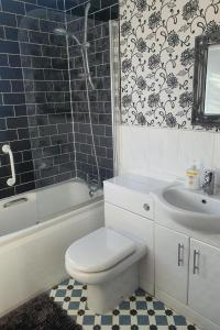 Wooden Lodge Sleeps 9 with Veranda & Decking
