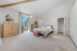 Luxury 5-Bedroom Villa with Pool Garden & Lake Geneva Views by GuestLee