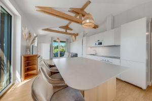 Luxury 5-Bedroom Villa with Pool Garden & Lake Geneva Views by GuestLee