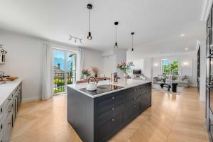 Luxury 5-Bedroom Villa with Pool Garden & Lake Geneva Views by GuestLee