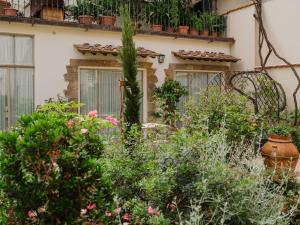 Chicco - Modern Two-Bedroom in a Green Courtyard