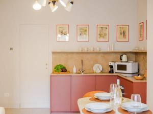 Chicco - Modern Two-Bedroom in a Green Courtyard
