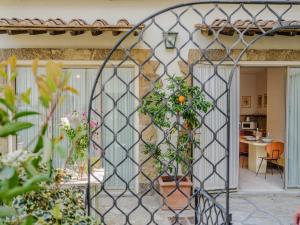 Chicco - Modern Two-Bedroom in a Green Courtyard