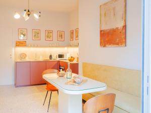 Chicco - Modern Two-Bedroom in a Green Courtyard