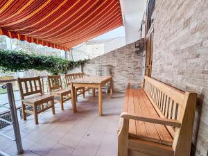Beach Apartment with Balcony, 2BR and 5 Min to Sea