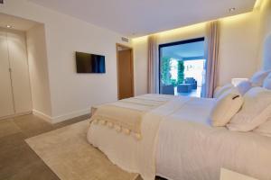 Spacious furnished villa with 180 view