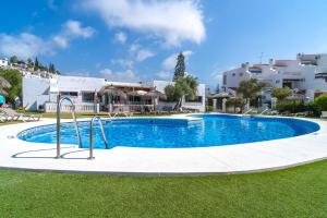 Tropicana 6C - Apartment with Sea Views, Large Terrace and BBQ