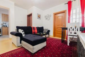Chic City Apt with attached Private Bath 5km toUN