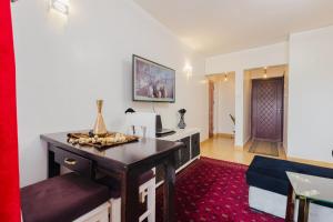 Chic City Apt with attached Private Bath 5km toUN
