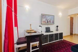 Chic City Apt with attached Private Bath 5km toUN