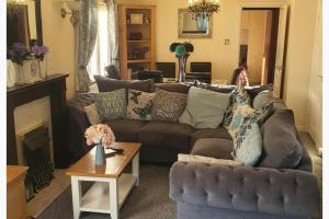 Wooden Lodge Sleeps 9 with Veranda & Decking