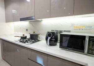 Modern 1BR Near Downtown Dubai Hosted by Desert City Stays