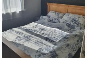 Wooden 3-Bed Lodge Sleeps 9 10 with Front Decking