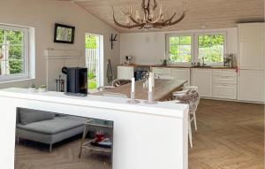 Beautiful Home In Hadsund With Wifi