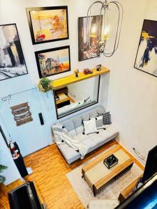 Cozy 2BR Loft in EDSA with Rooftop Pool